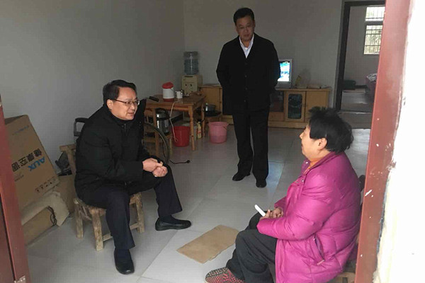 市委第五巡察组在京山县孙桥镇青树岭易地扶贫搬迁户走访_副本.jpg